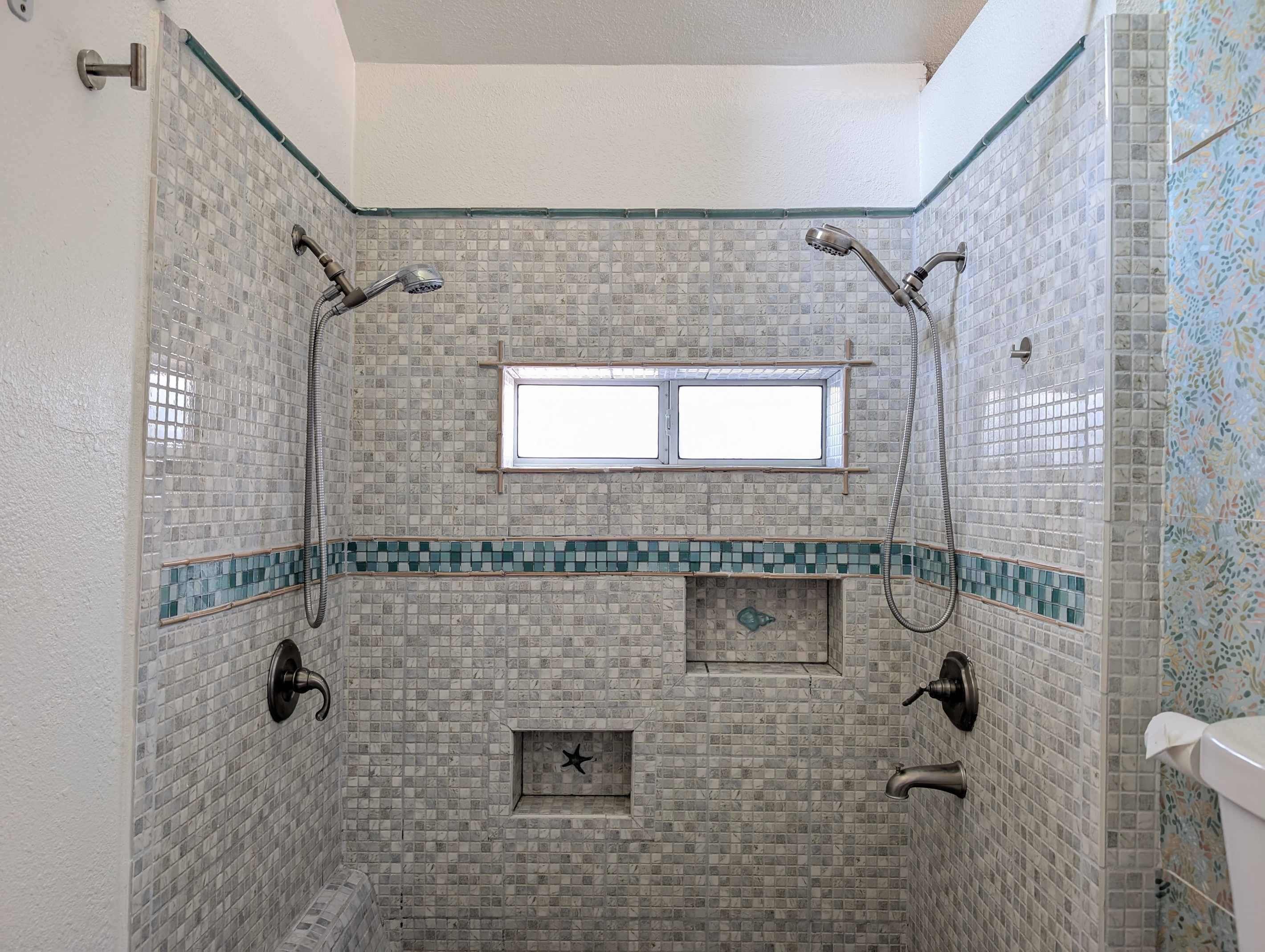 Spacious walk-in shower with dual showerheads. 🚿