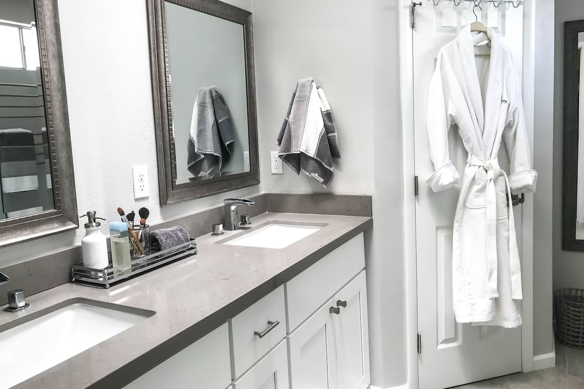 Large master en suite bathroom