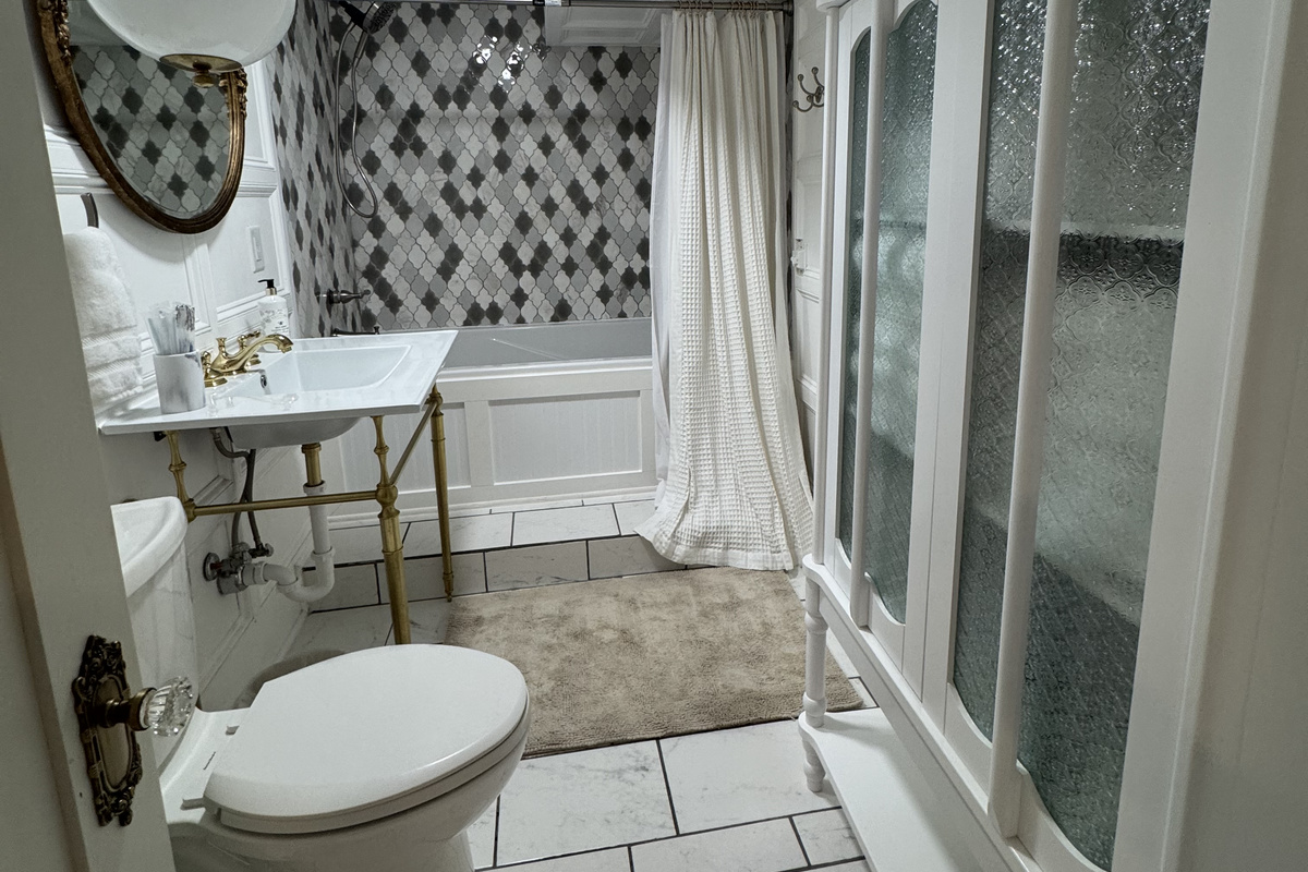 Conveniently located next to the bunk room, this full downstairs bathroom features a shower/tub combination, plush towels, and plenty of space for guests to get ready. Clean, comfortable, and family-friendly, it's perfect for larger groups.