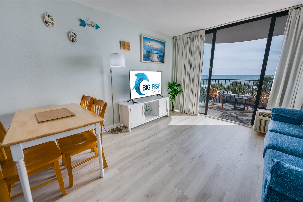 Living Room with Stunning Views🌊☀️