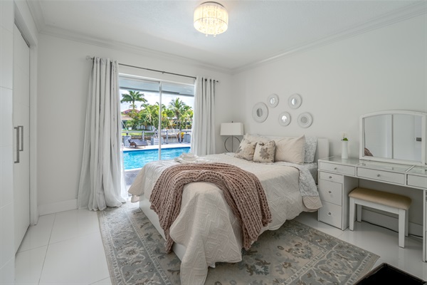 Relaxing contemporary bedroom perfect for families