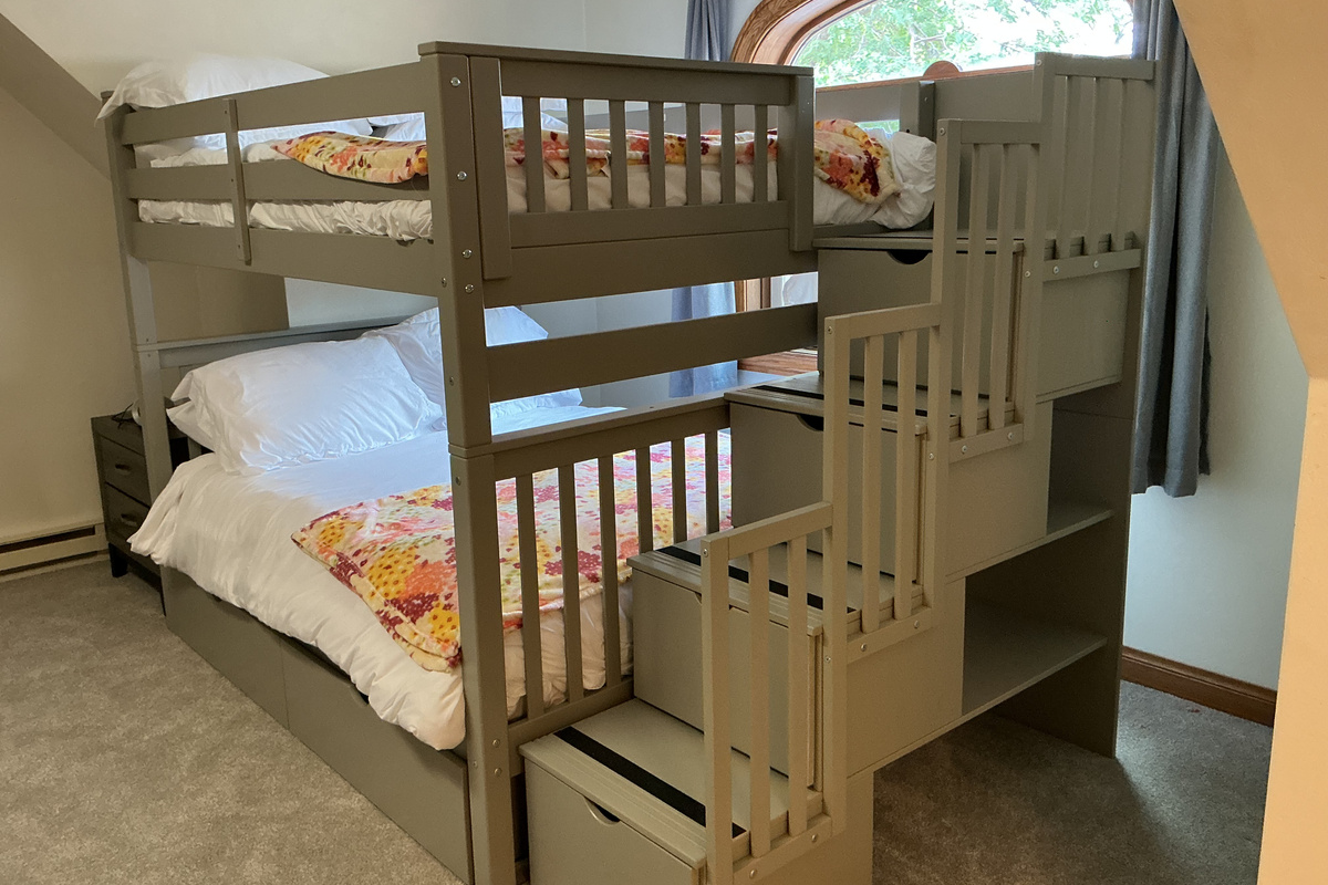 Bunk room - view 2