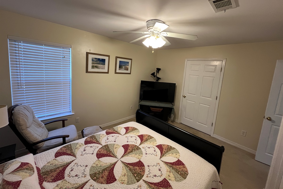 Guest bedroom/Queen bed