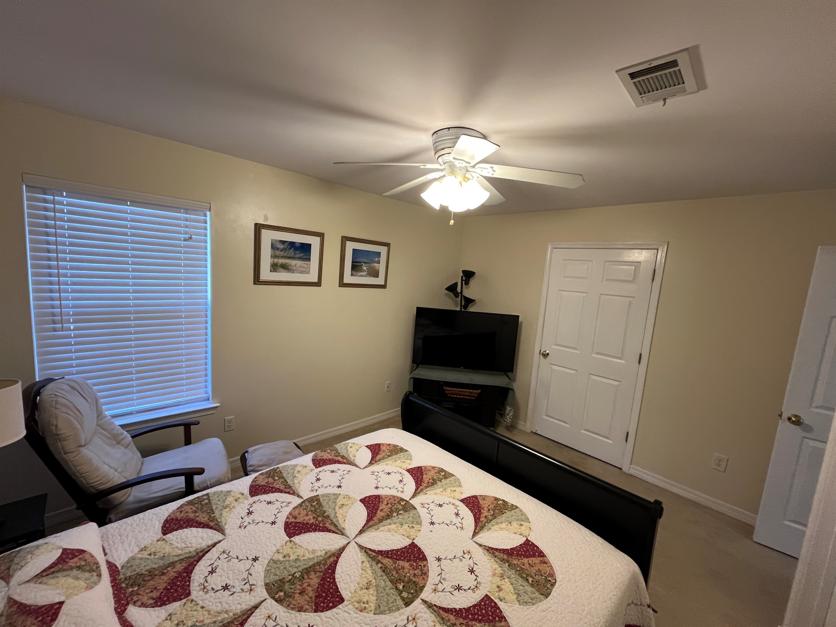 Guest bedroom/Queen bed