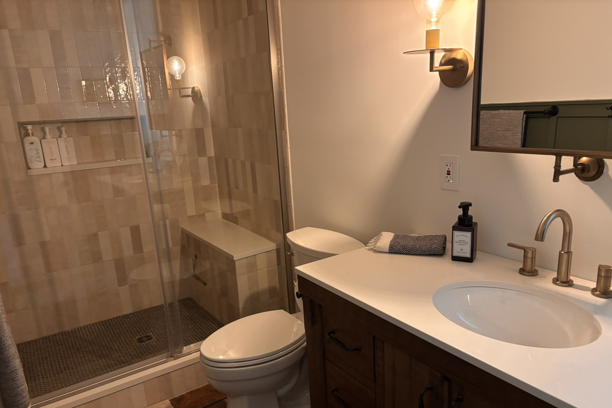 Primary en suite full bath on 1st floor