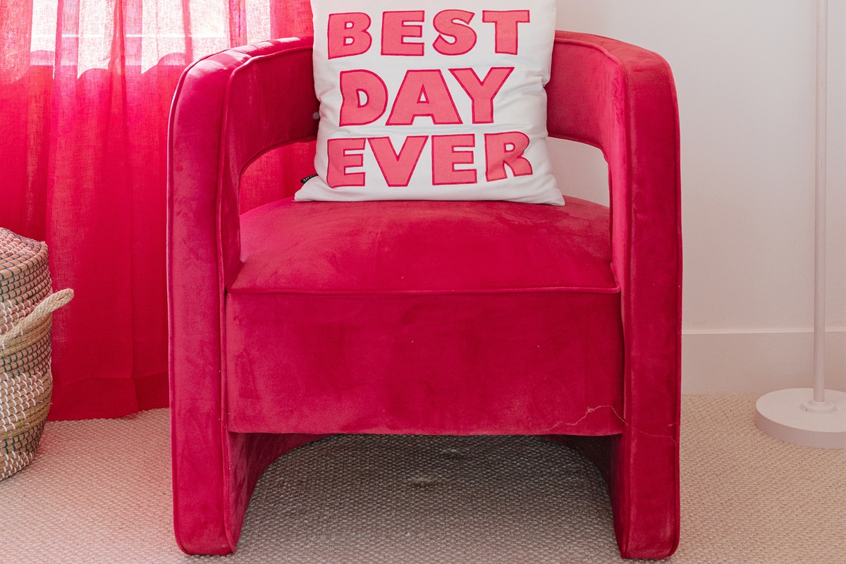 The third bedroom has themes of Palm Beach in pink and red, a stylish and fun way to be immersed in the local culture.