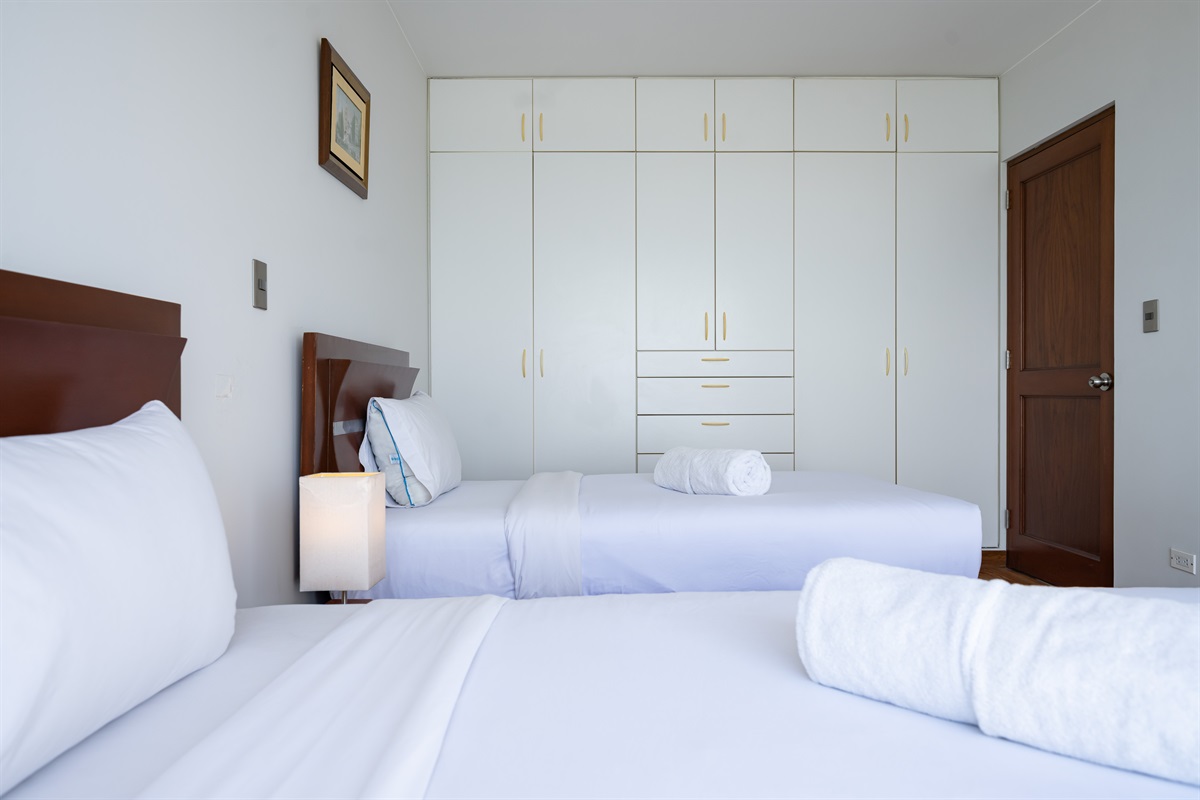 Wake up to panoramic ocean views in this bright, twin-bed room 