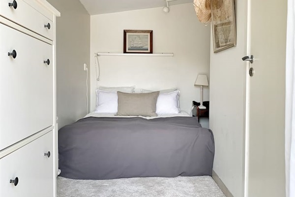 Gäststuga med eget badrum.