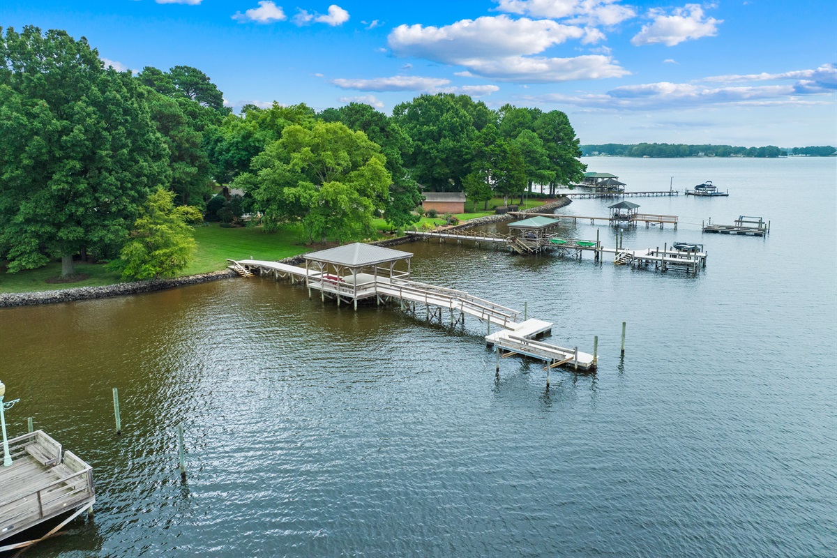 Located on the main channel with easy access to anywhere on the lake.