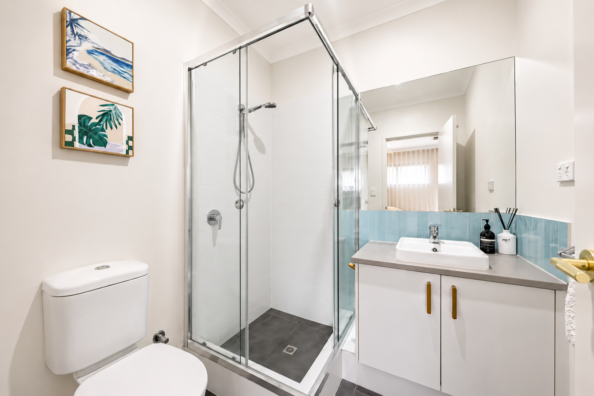 A clean bathroom finish keeps the daily routine easy at The Duchess of Duke, with the layout tied into the single-level home.