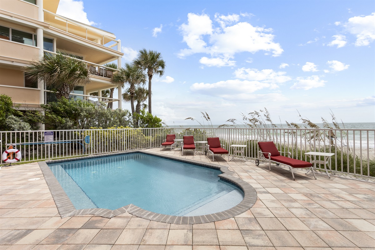 BEACHFRONT! 4 Bedroom,Treasure Island!