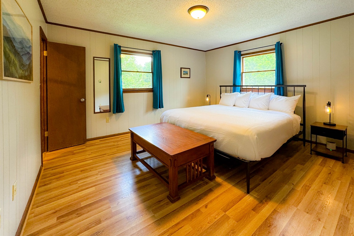The master suite features a comfortable king size bed with luxurious high thread count linens and triple sheeting methods. Yes, we wash all bedding that guests are in contact with:). There is an ensuite bathroom for this bedroom as well.