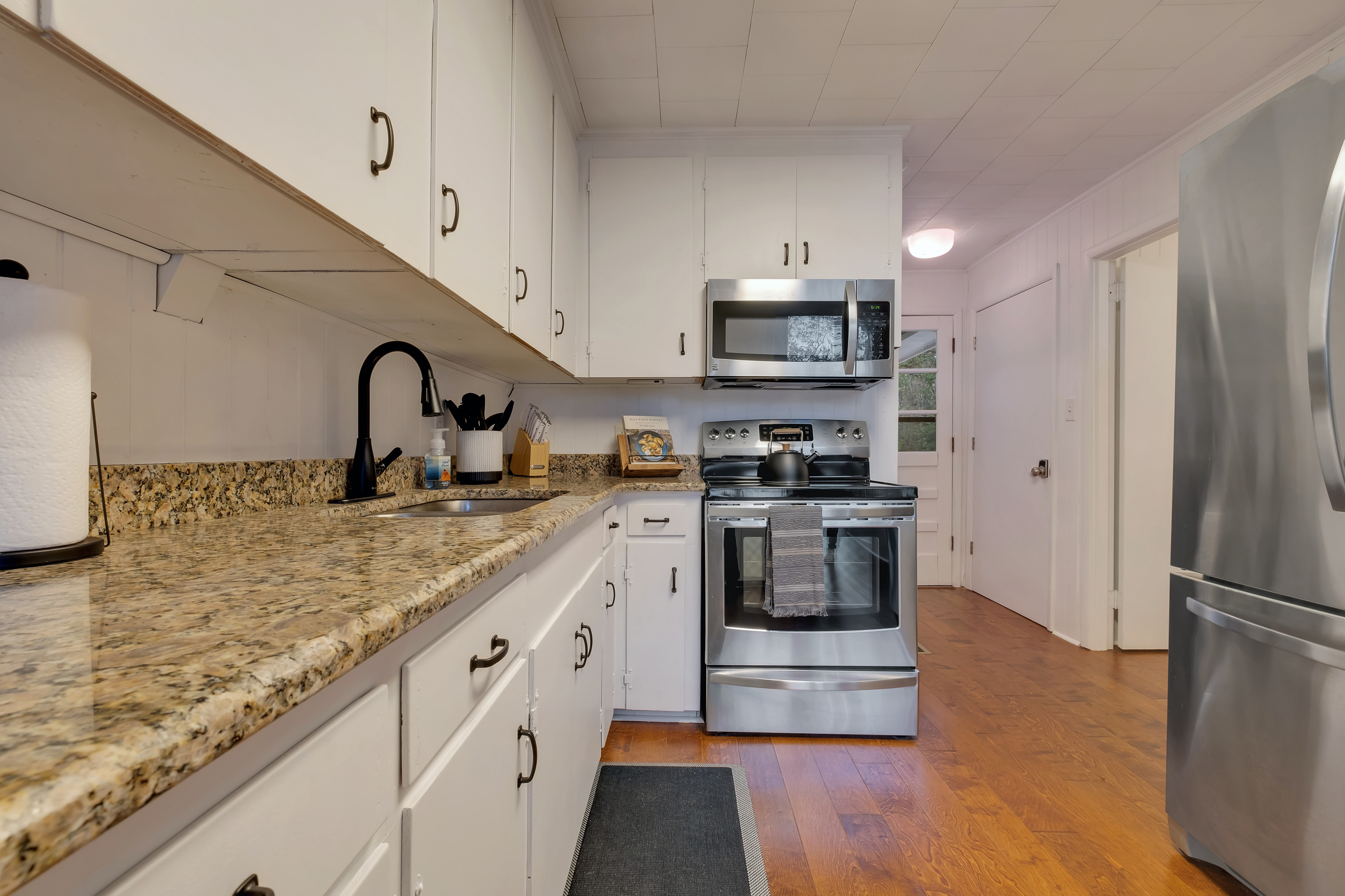 Kitchen, granite counters, stainless appliances
