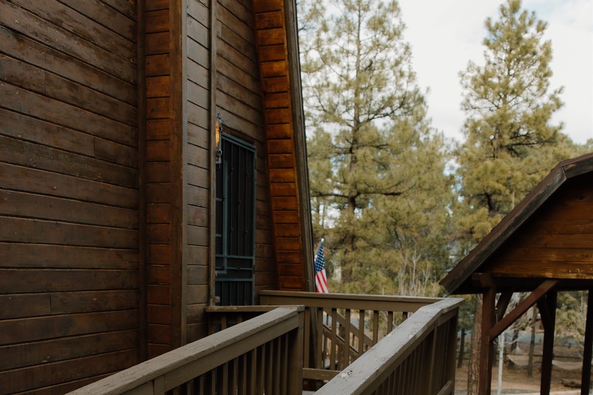 Handicap accessible Show Low cabin with ramp from carport to entrance—easy luggage access and wheelchair friendly. Spacious deck overlooks ponderosa pines in this pet-friendly White Mountains retreat. Perfect for families seeking accessible outdoor getawa