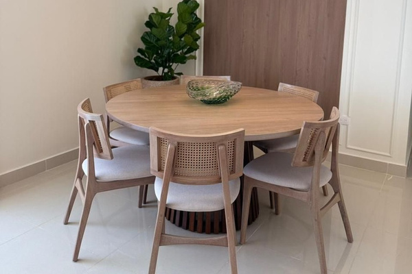 Gather around the dining table with seating for six—perfect for shared meals, morning coffee, or planning the day ahead. 🍽️✨
