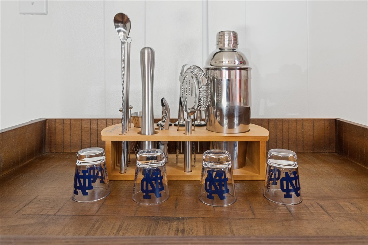 Cheers to game day and good company—our South Bend guest retreat bar cart features 4 ND shot glasses and a full cocktail set, ready to stir up celebration near Notre Dame.