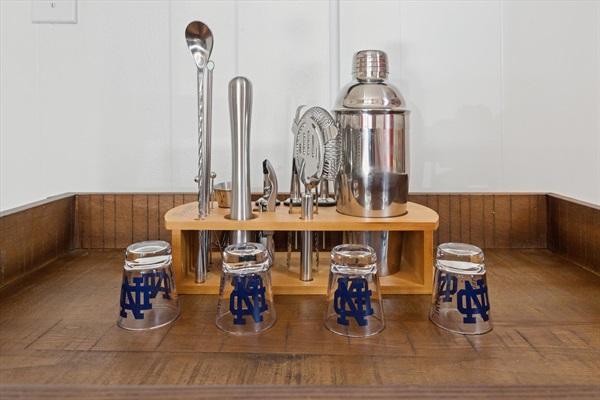 Cheers to game day and good company—our South Bend guest retreat bar cart features 4 ND shot glasses and a full cocktail set, ready to stir up celebration near Notre Dame.