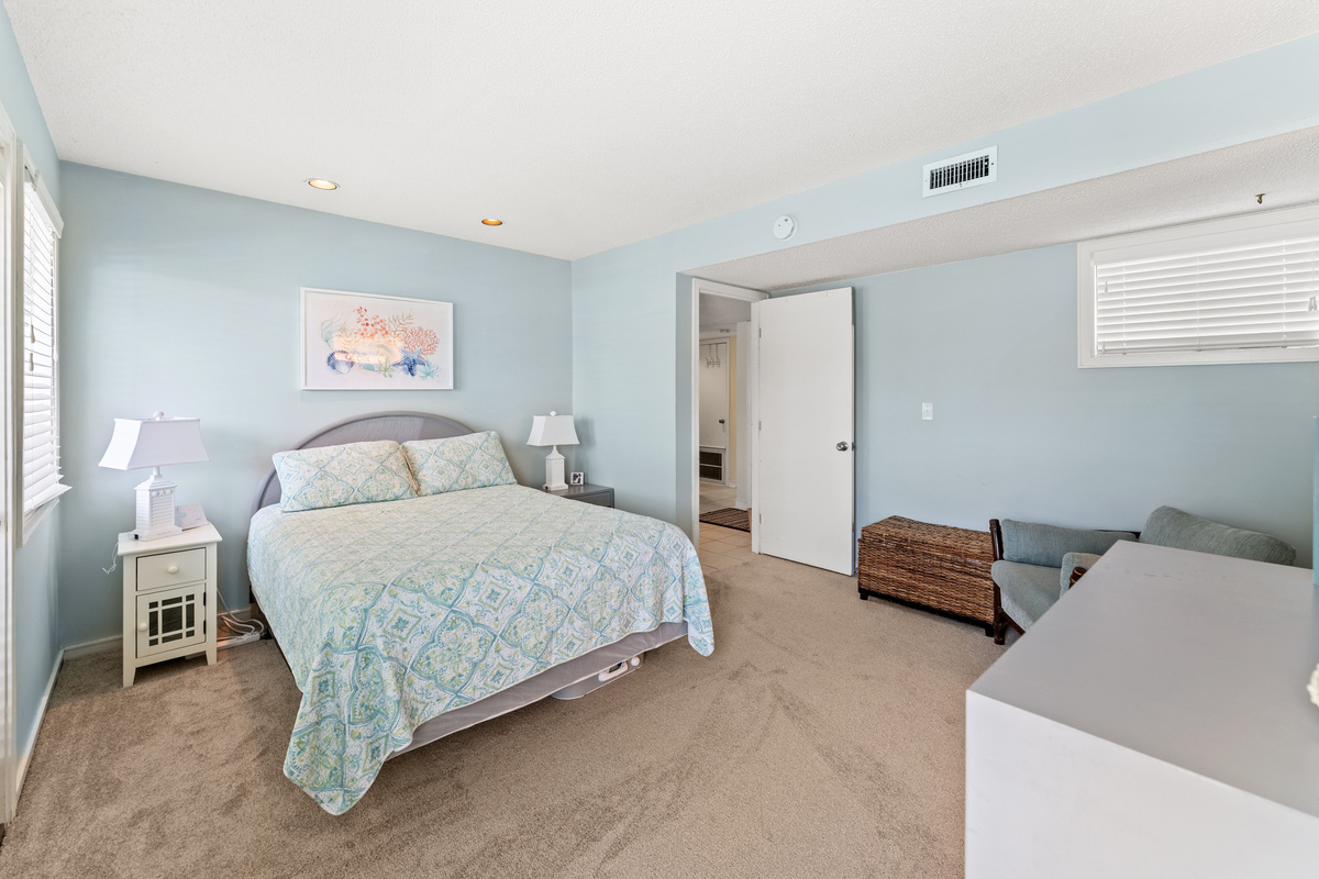 Large Main Bedroom with Queen and ensuite