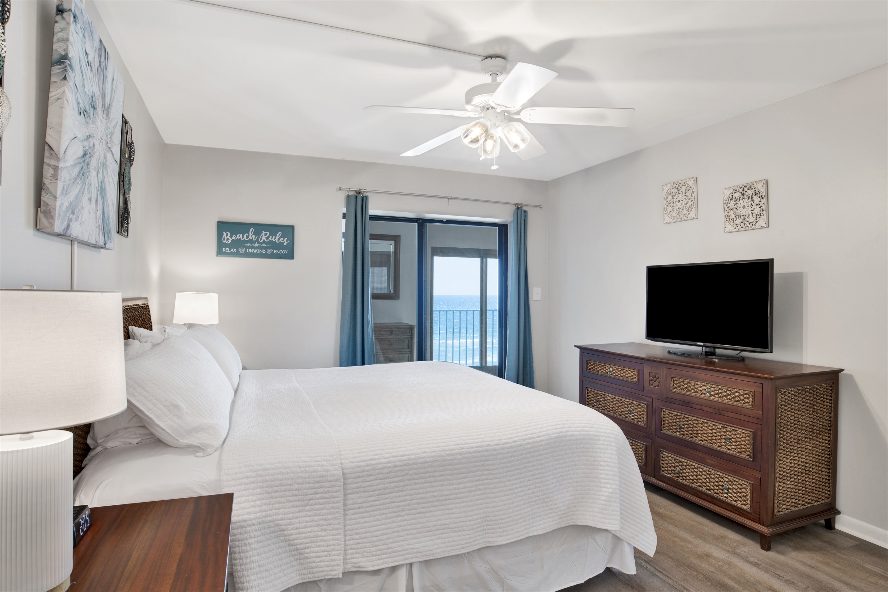 Master bedroom/Smart TV