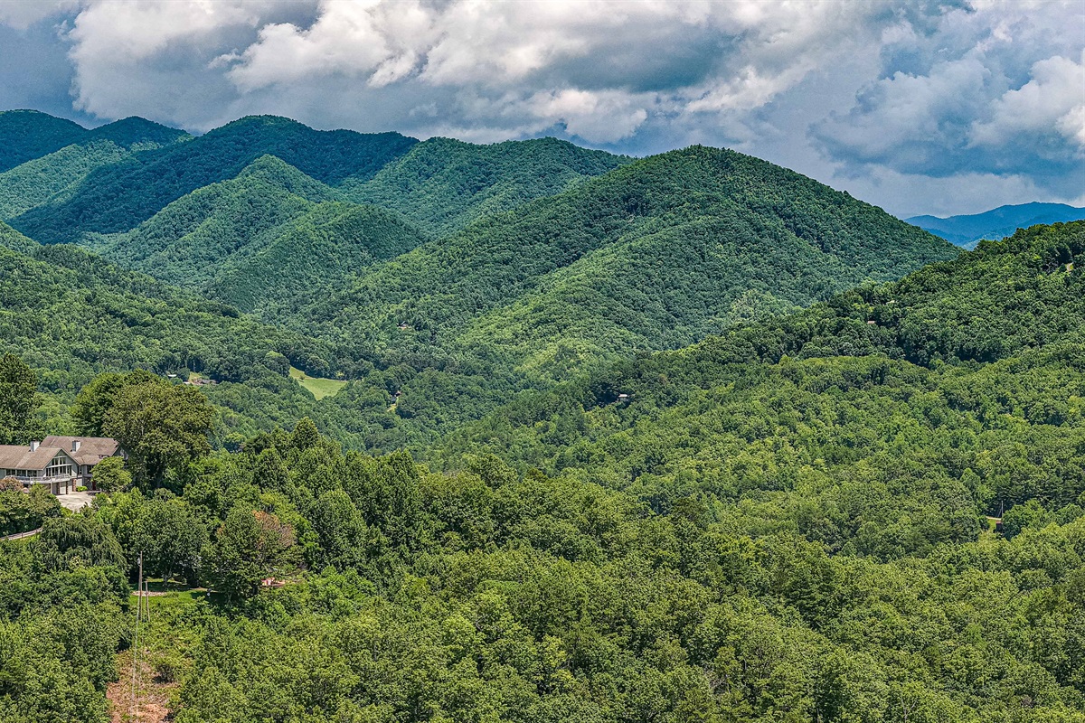 Scenic Retreat: Embrace nature's beauty with breathtaking mountain views at your getaway!