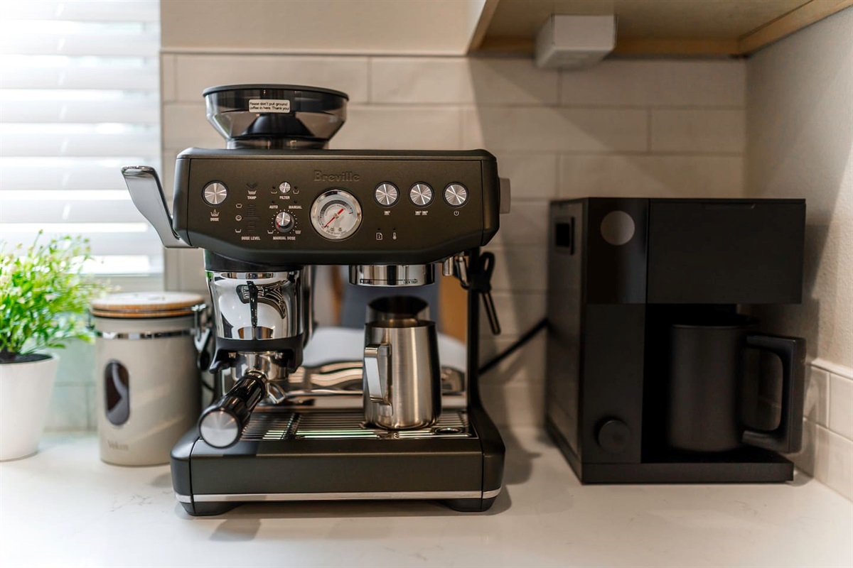 Breville® Barista Express® Impress Edition and a luxury Fellow Precision coffee maker — perfect for those who appreciate high-quality coffee while traveling. ☕✨