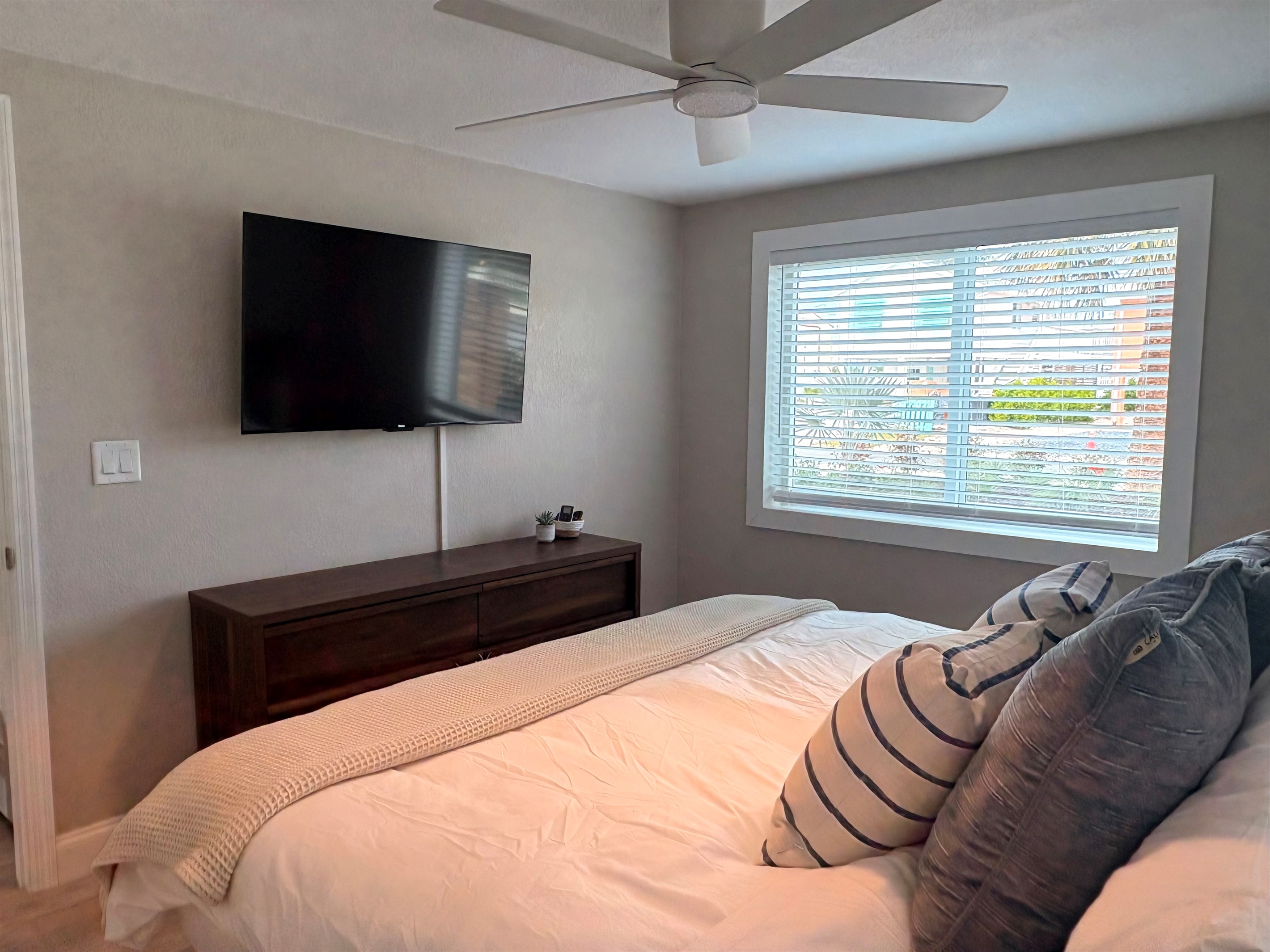 Tide (garden level) Bedroom 1 King TV