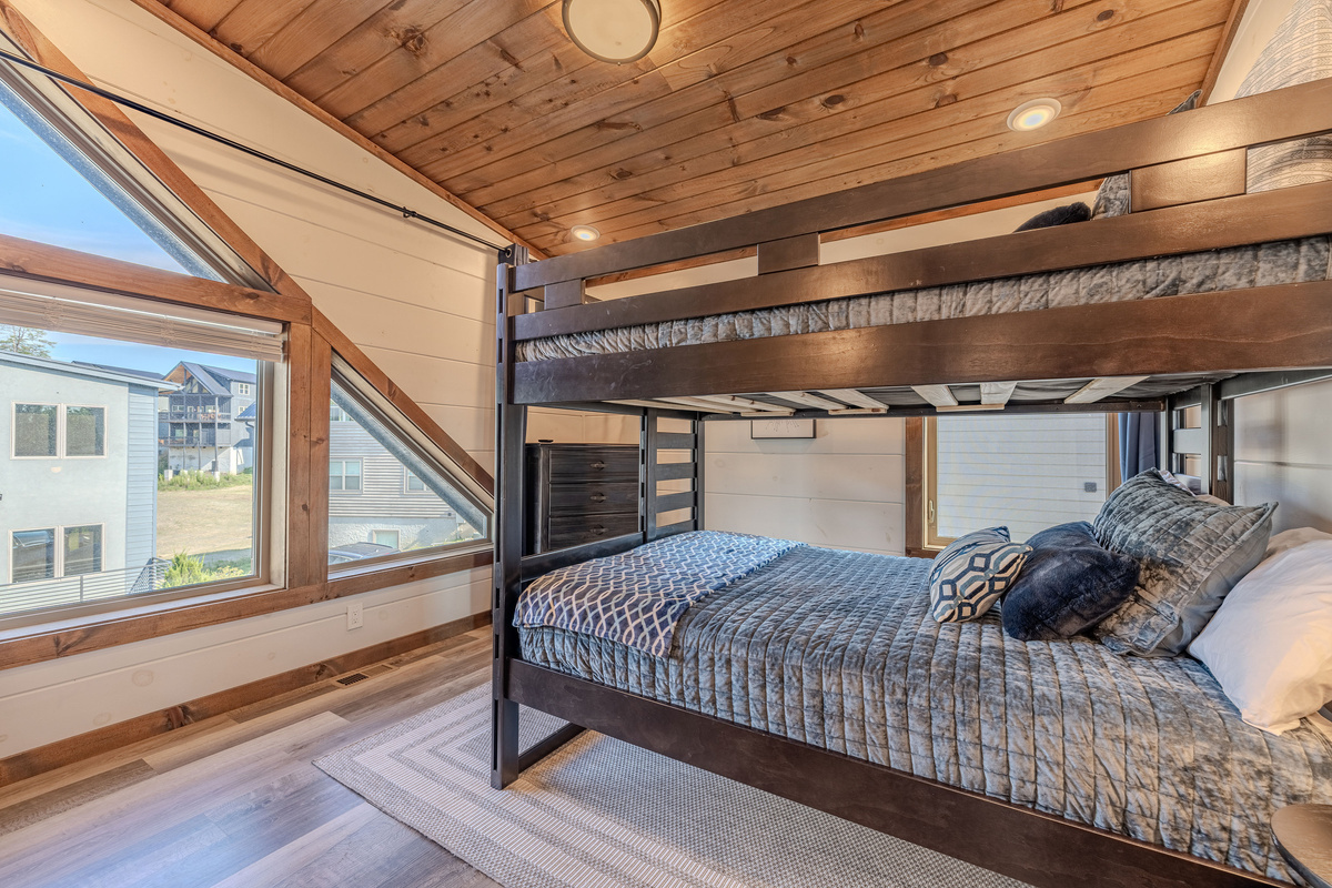 A dedicated bunk room gives families and groups flexible sleeping space.