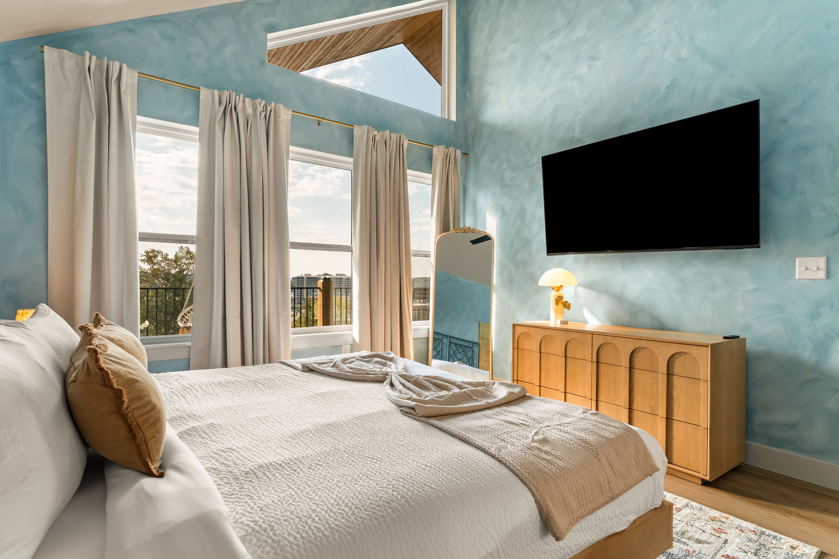 Blue king bedroom — wide shot

Wake up surrounded by soft blue tones, vaulted ceilings, and natural light in this beautifully designed king suite.