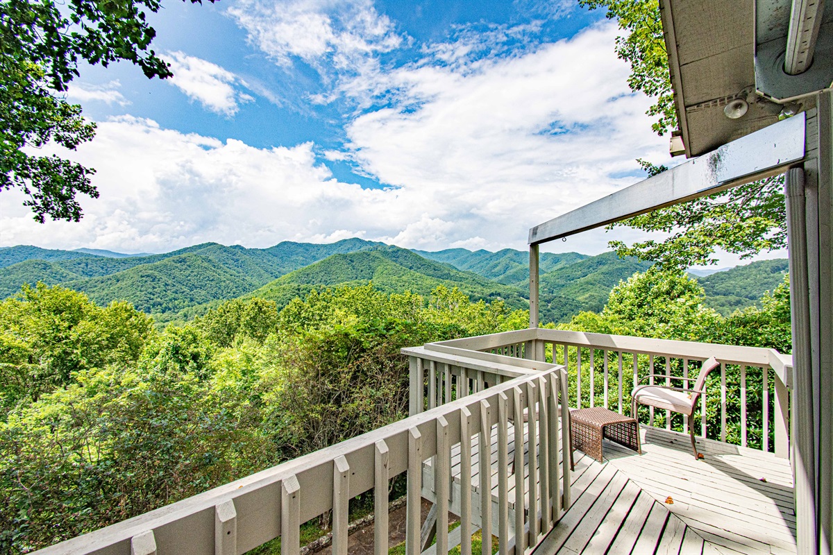 Scenic Deck Retreat: Savor breathtaking mountain views from your private outdoor haven!