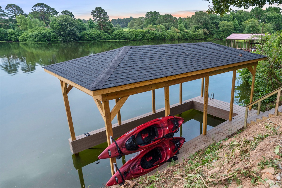 Set off on a kayaking adventure right from our boat dock, surrounded by the tranquil and scenic beauty of the lake.