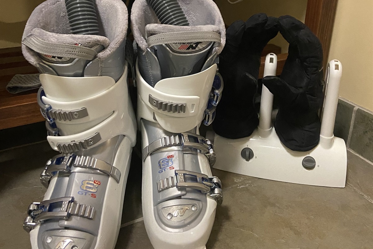 Boot & glove dryer in the 2nd bathroom to keep your toes & fingers dry & warm!