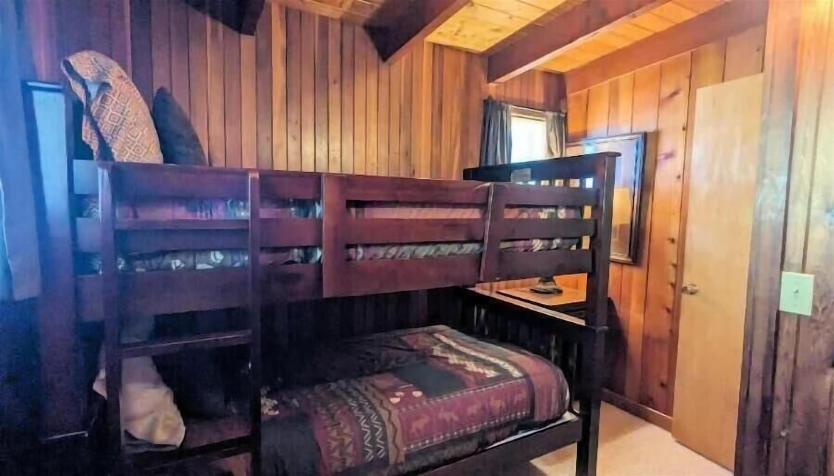 twin bunk room