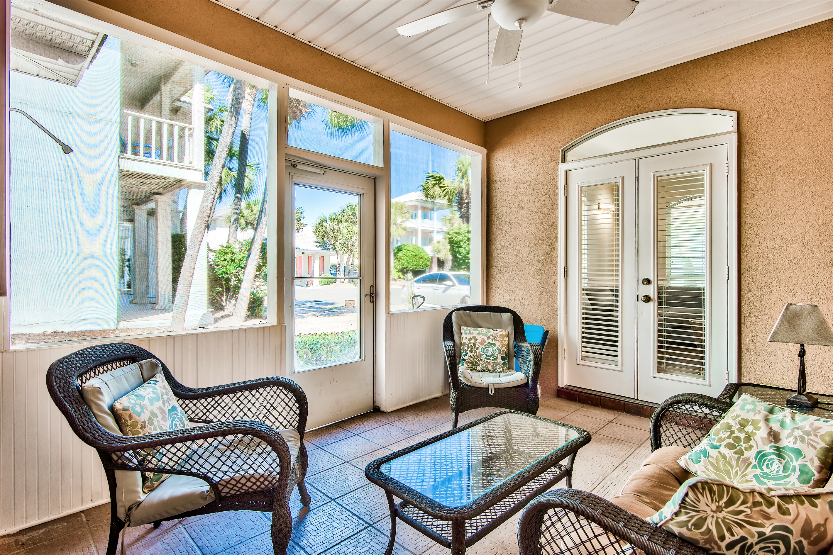 Screened-in patio with outdoor seating
