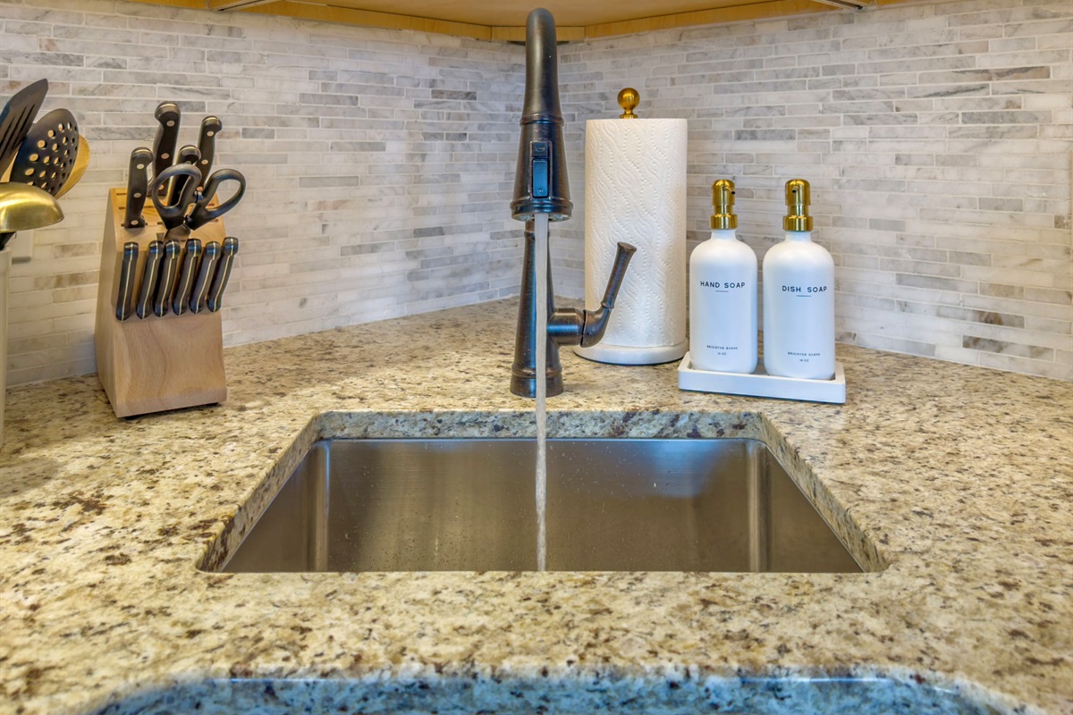 Newly renovated custom kitchen, featuring full-size appliances, all the cookware and bakeware you'd need - your vacation just decided it also includes a fantastic dinner in. 