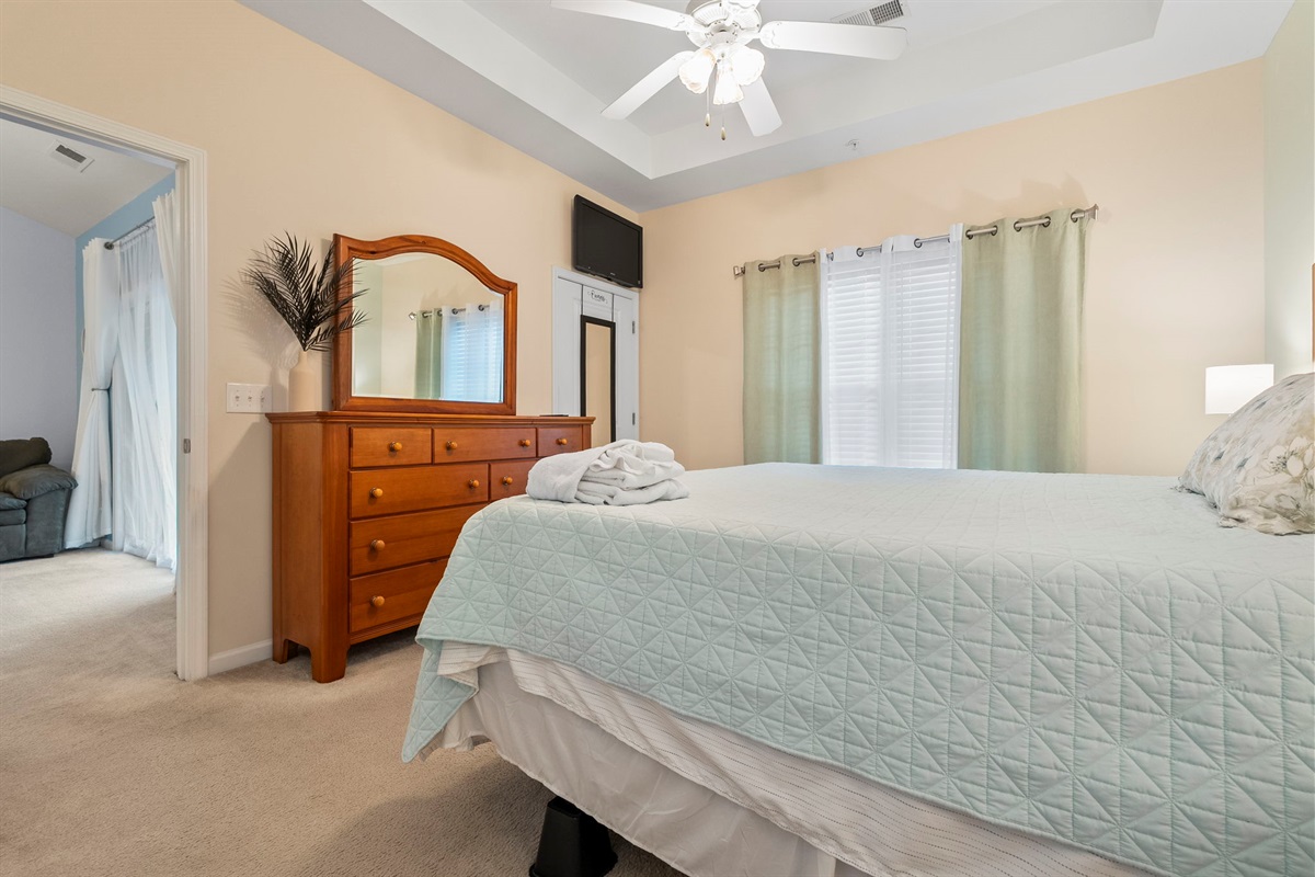 Master Bedroom with Queen Bed & Ensuite Bathroom