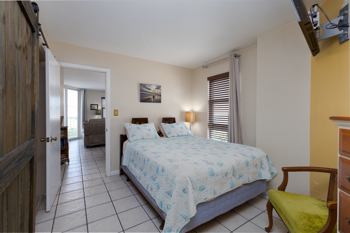 Cozy bedroom with Queen-size bed