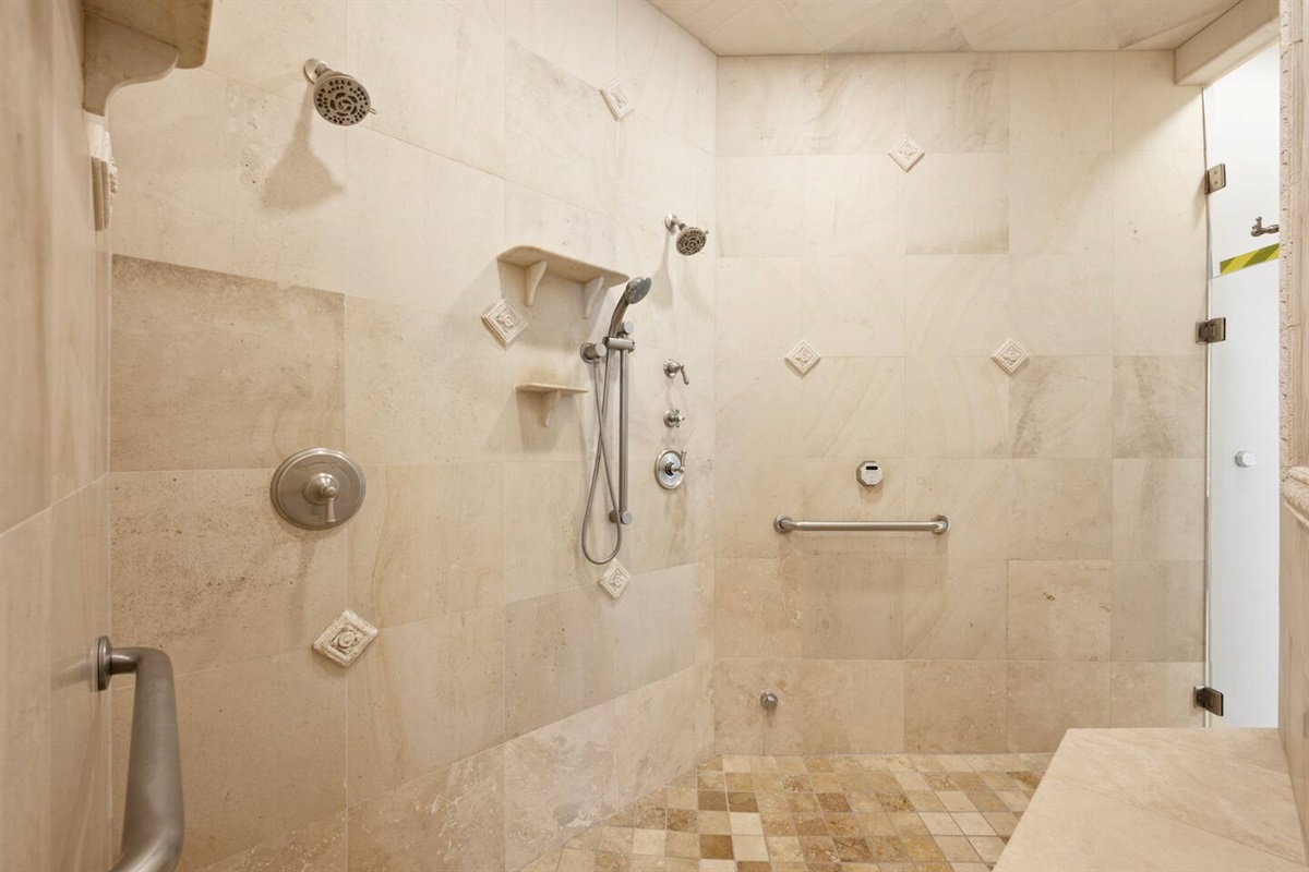 7BR+ Bonus Room Phoenician Mansion w/ Hot Tub&Pool-Heat Avail! — 7BR+Bonus Room Phoenician Estate • Heated Pool + Hot Tub, Phoenix, Arizona — photo 65
