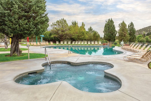Lakeside Sports Center Infinity Pool & Hot Tub