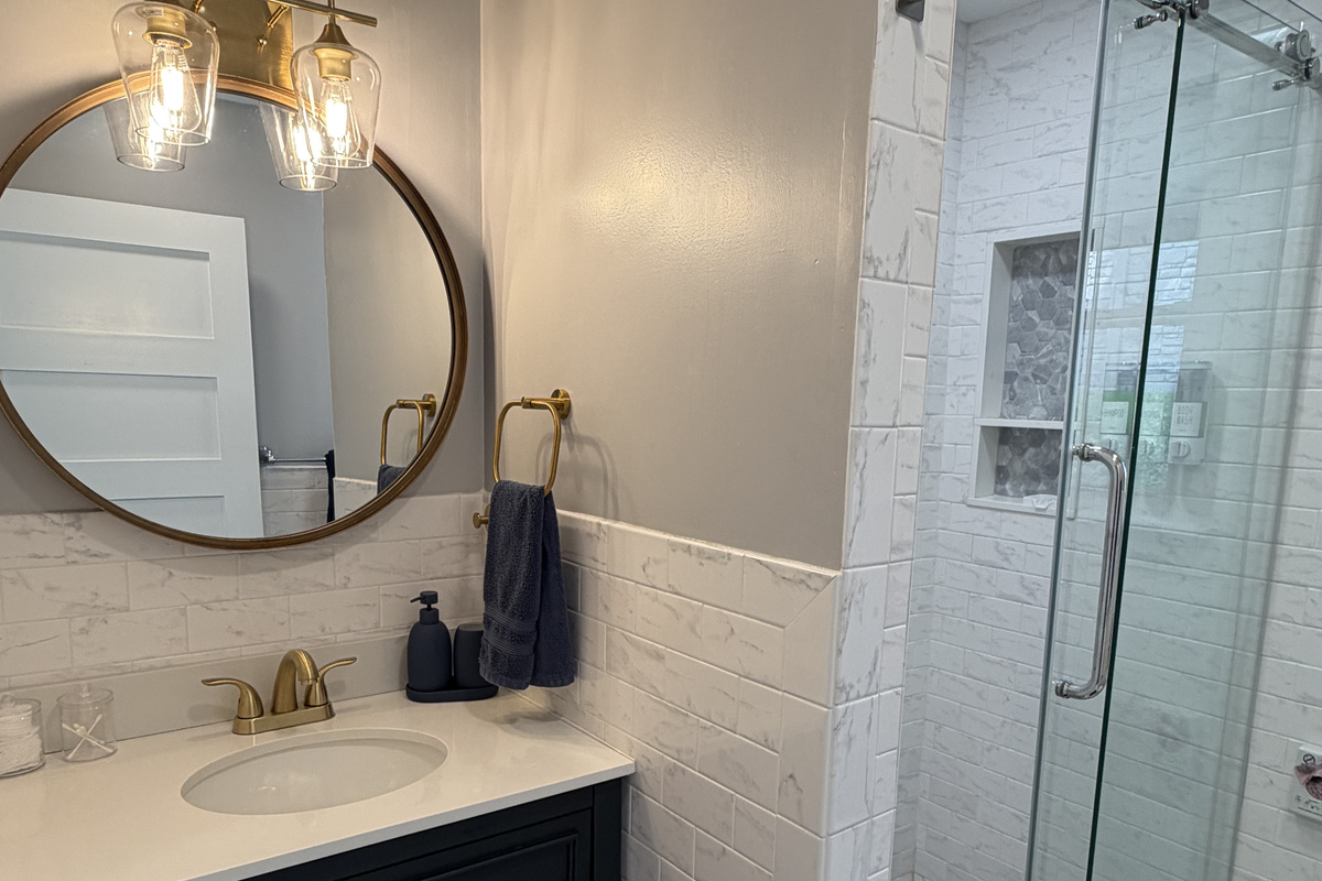 Beautiful 2nd bath with shower off hallway
