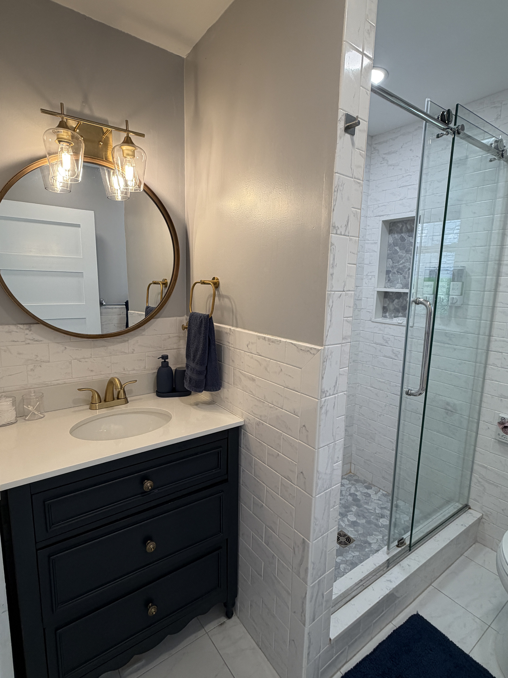 Beautiful 2nd bath with shower off hallway