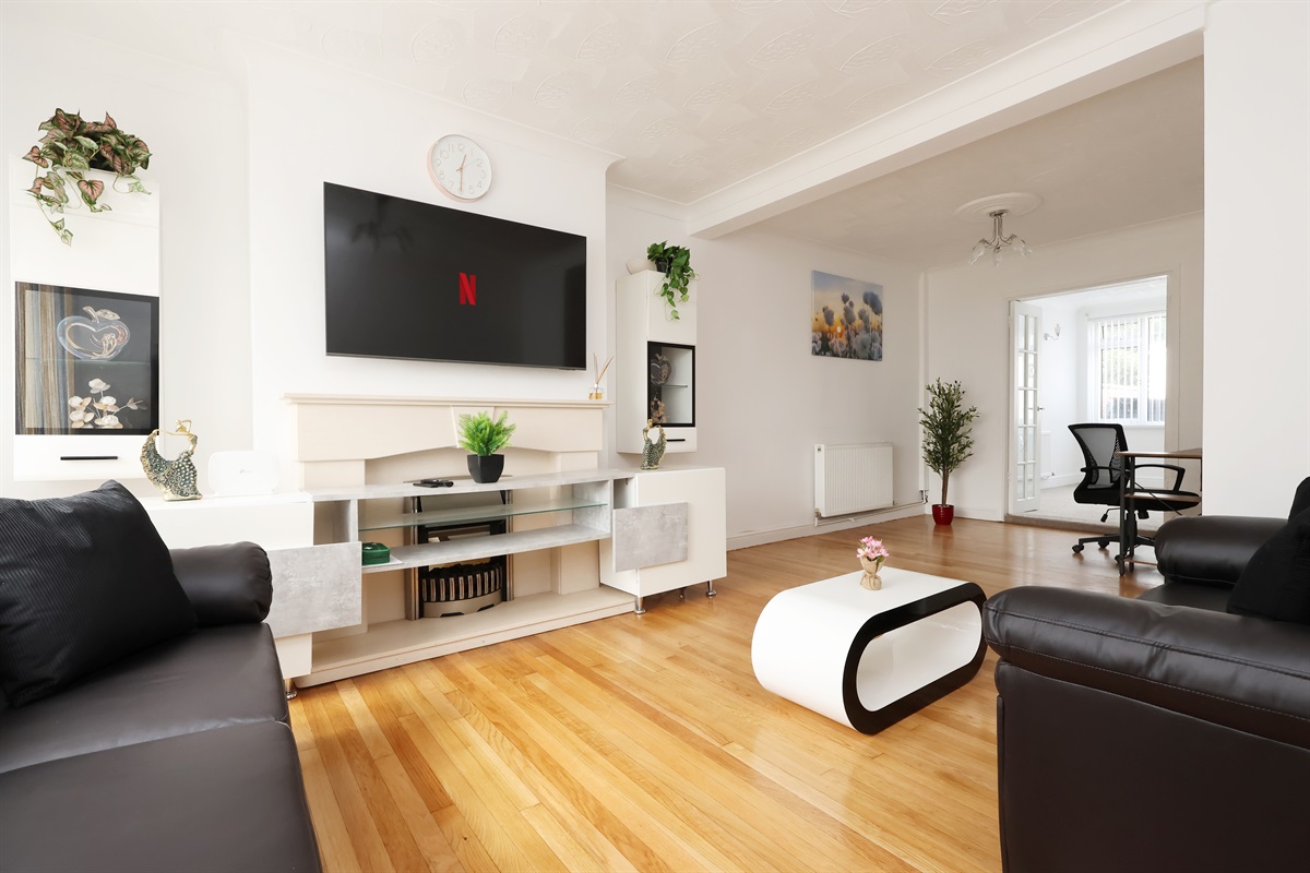 [Large Living Room[
