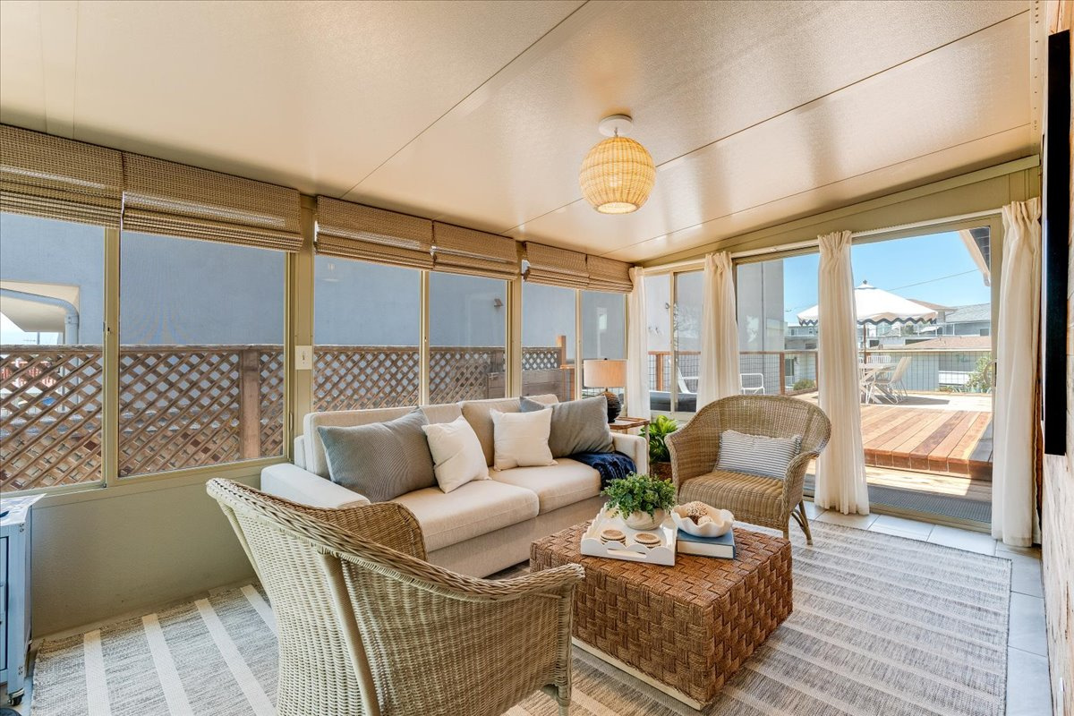 Sunroom with a sofabed for sleeping