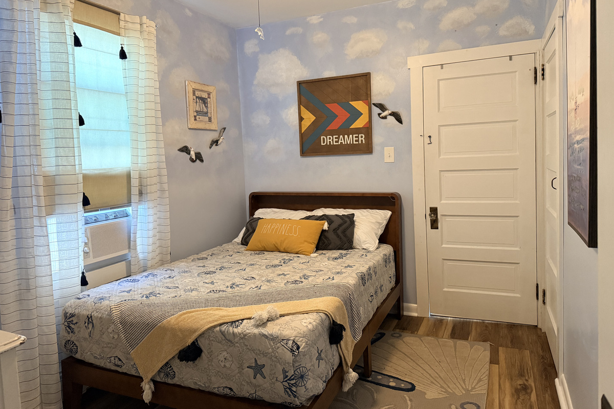 1st Floor Middle Bedroom
