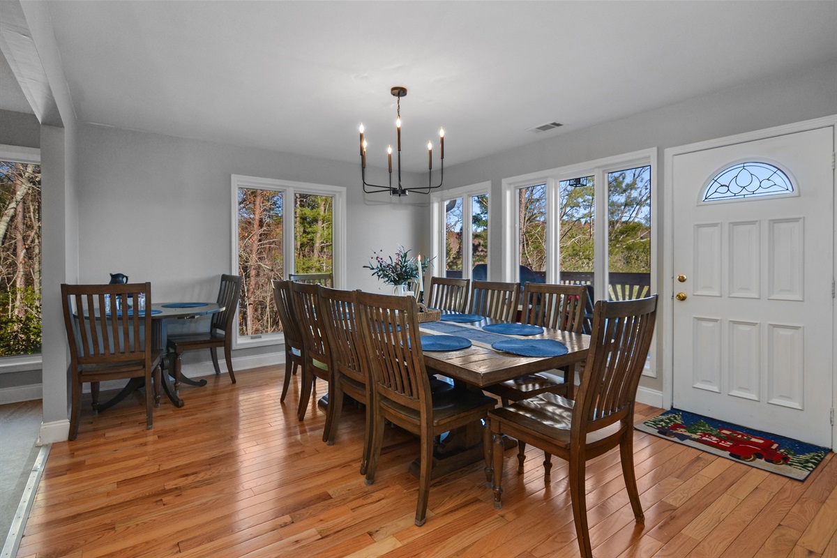 Large Dining Room table, that seats 10 people!