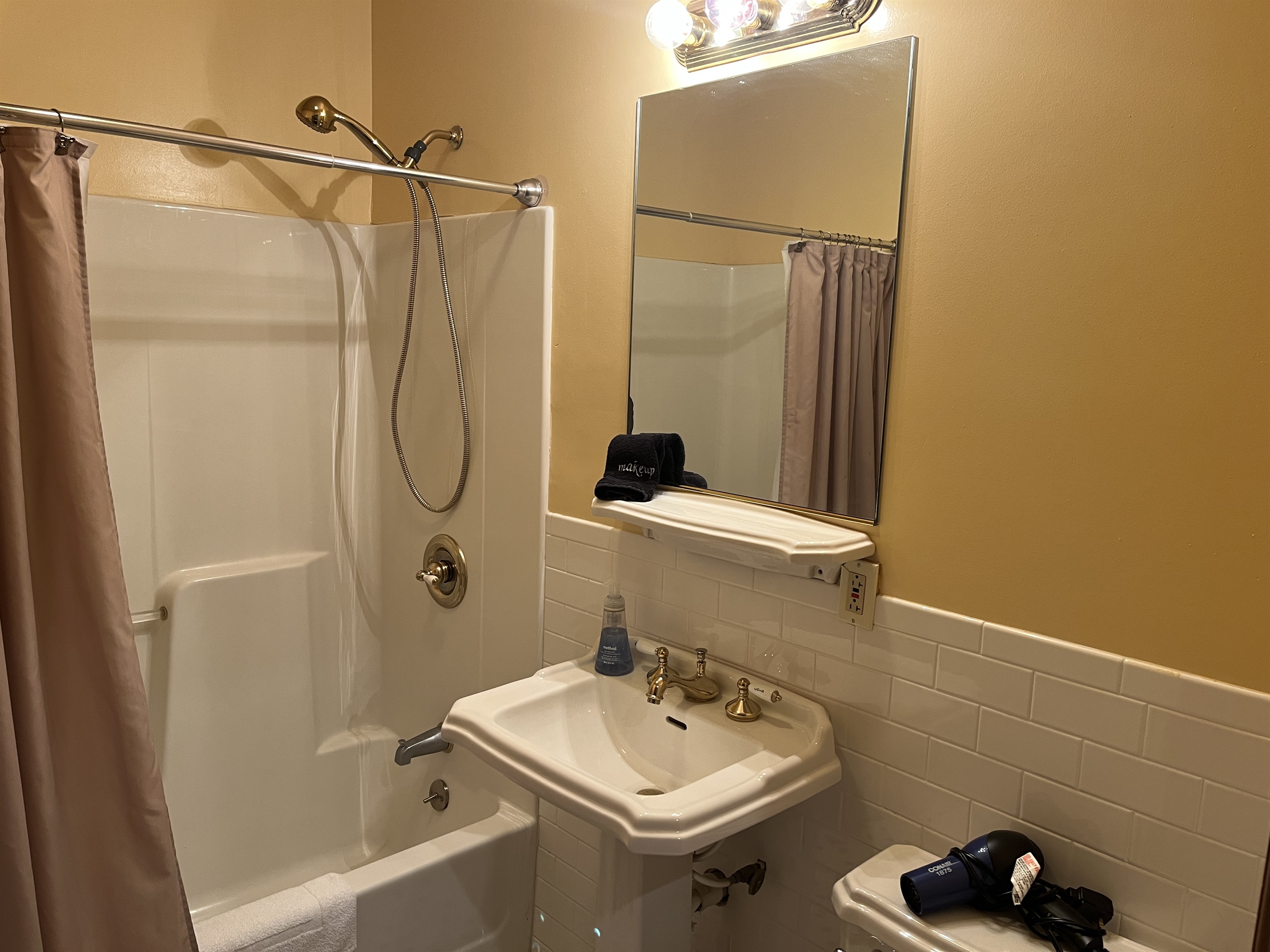 Guest room #2 private ensuite full bathroom