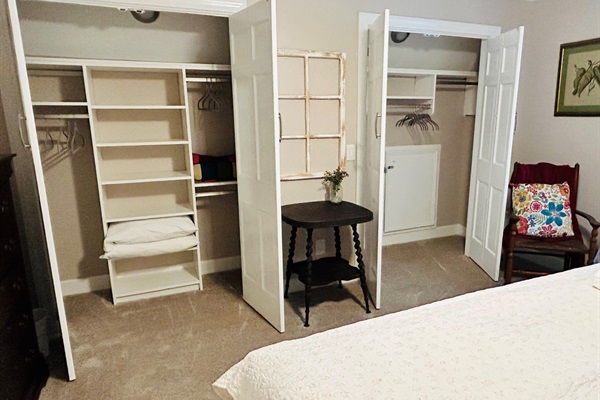Upstairs Rose Room - King Bed - Lots of Closet Space!