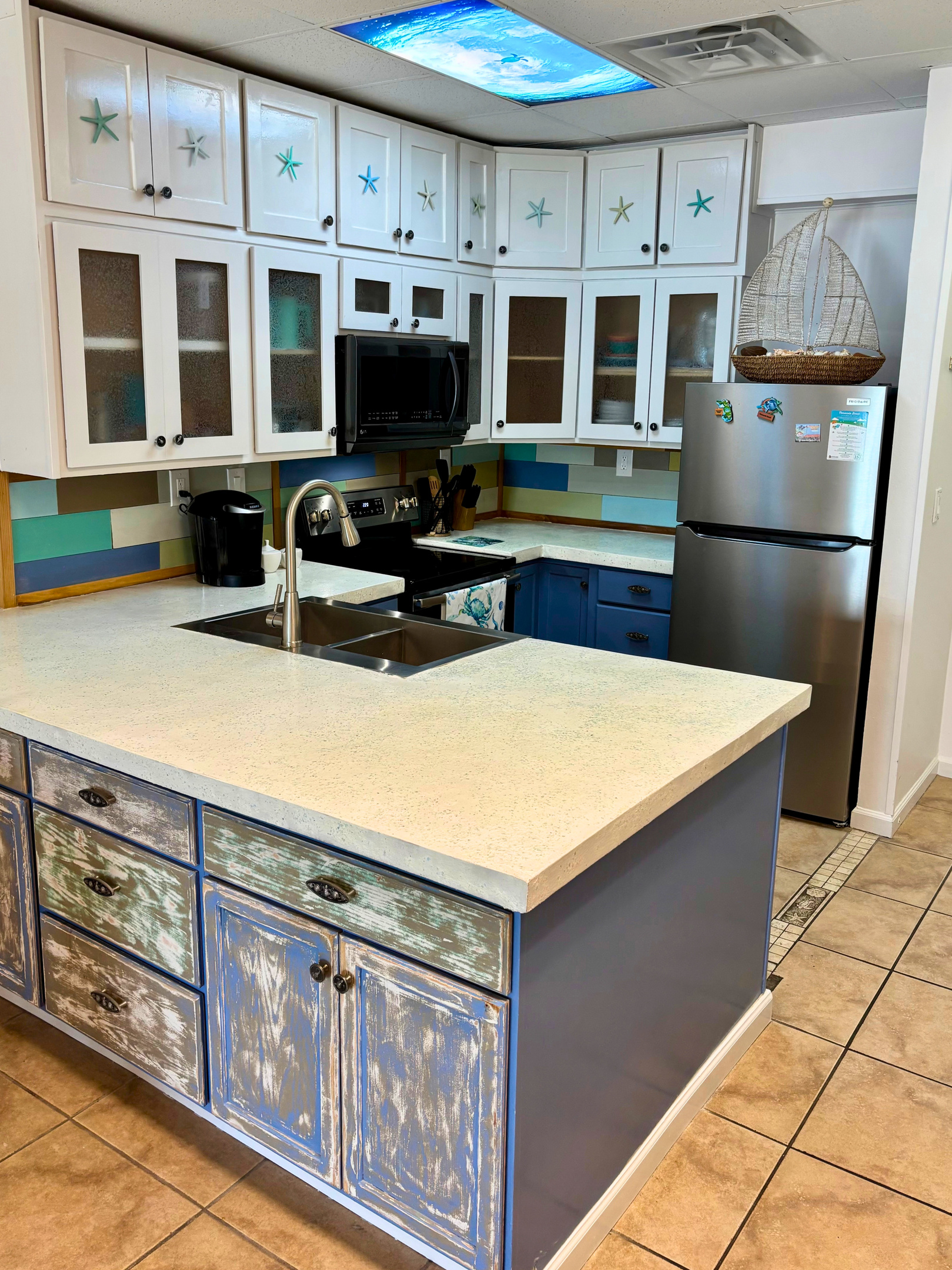 Full Kitchen (Fridge, Oven/Stove-Top/Microwave, Dishwasher, Keurig)
