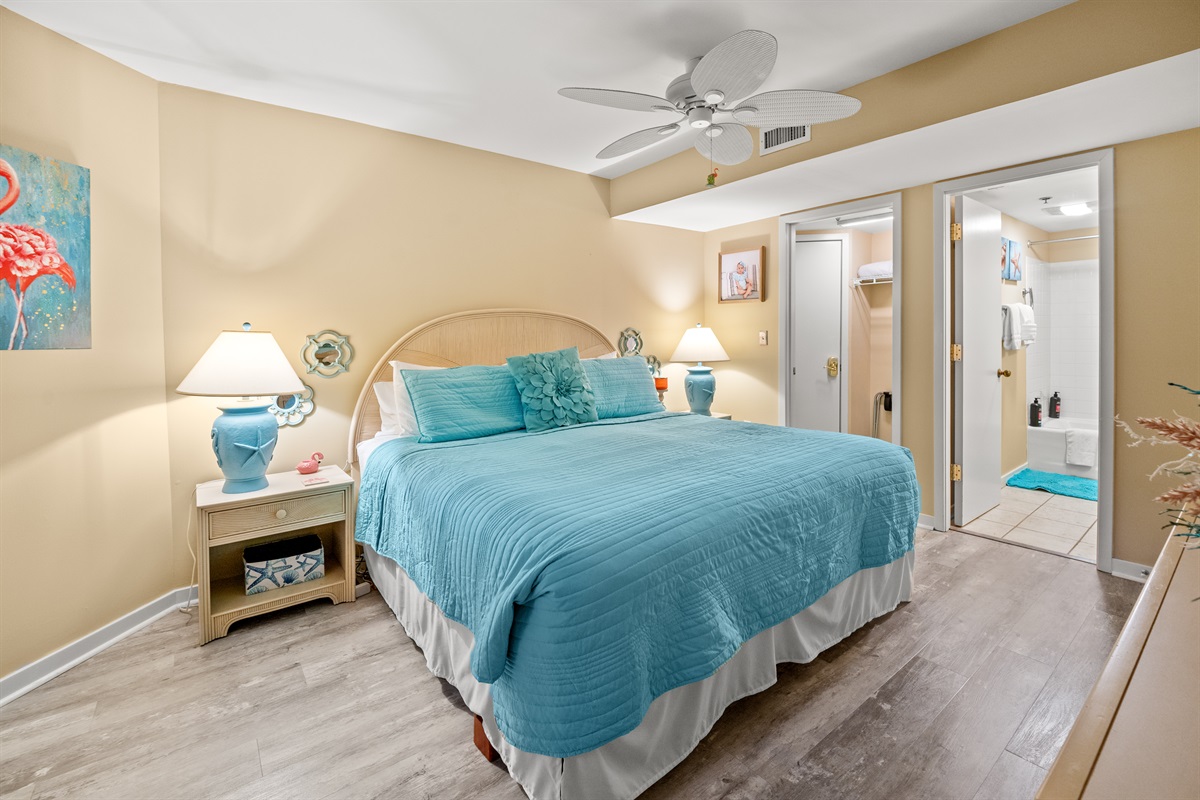 Main Bedroom - King Bed w/ Ensuite Bathroom