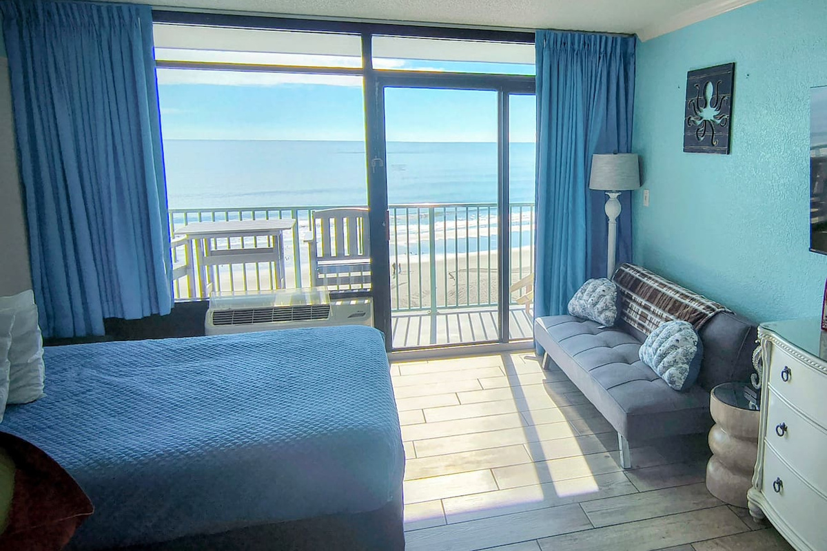 Lots of natural Sunshine to brighten the room.