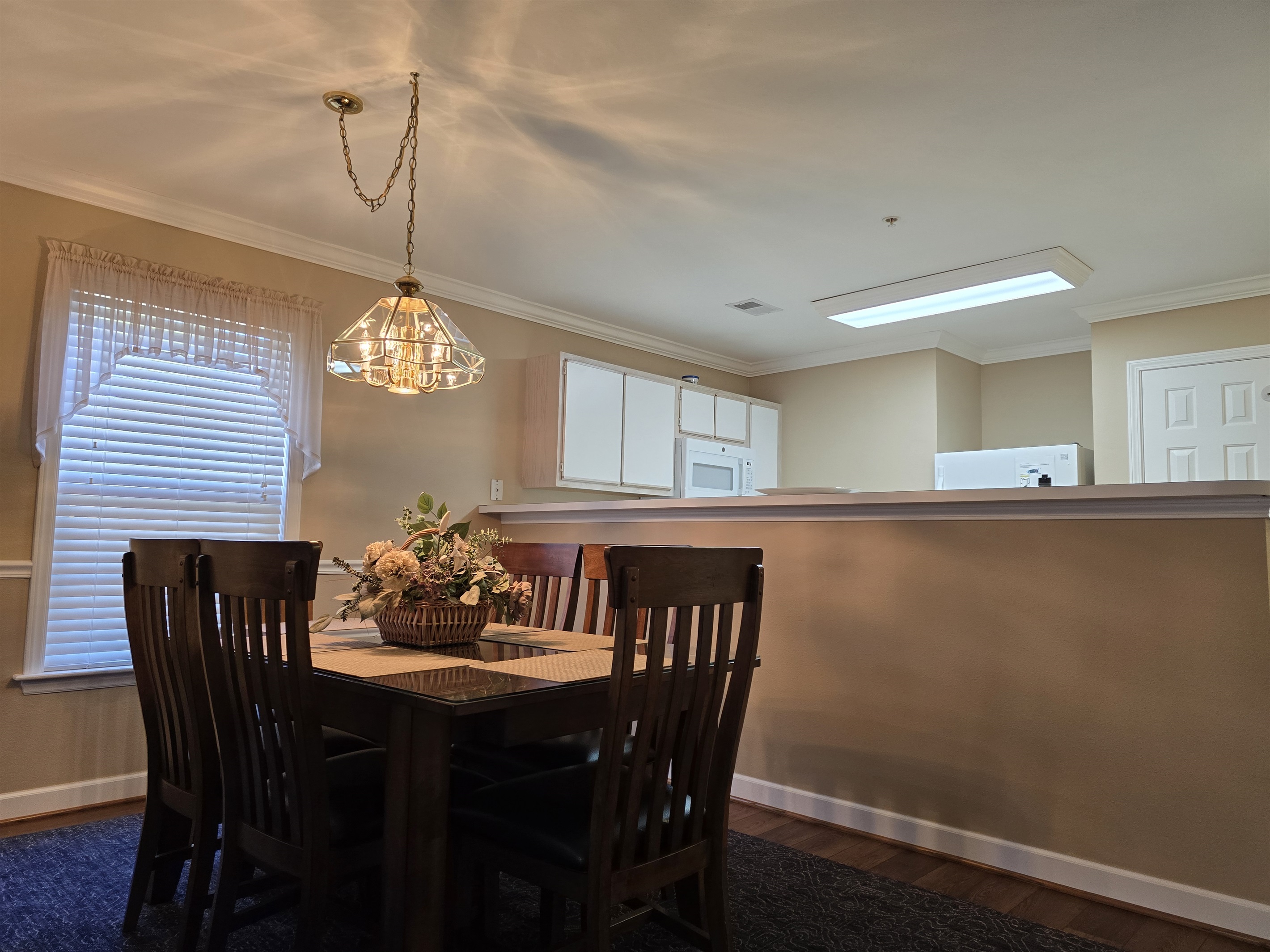 Dining Area seating 6 guests